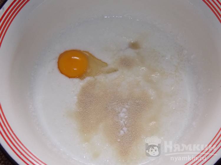 Оладьи с морковью и кусочками яблок на сковороде - фото шаг 1