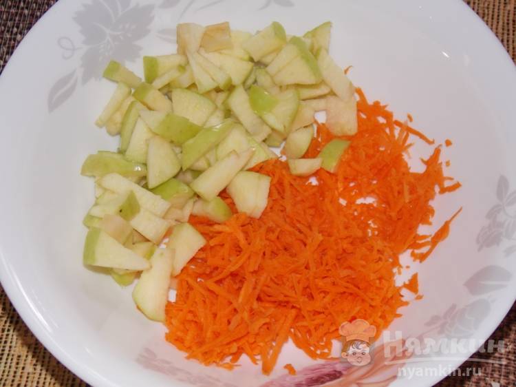 Оладьи с морковью и кусочками яблок на сковороде - фото шаг 3