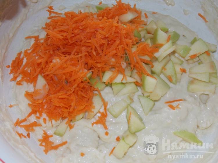 Оладьи с морковью и кусочками яблок на сковороде - фото шаг 4