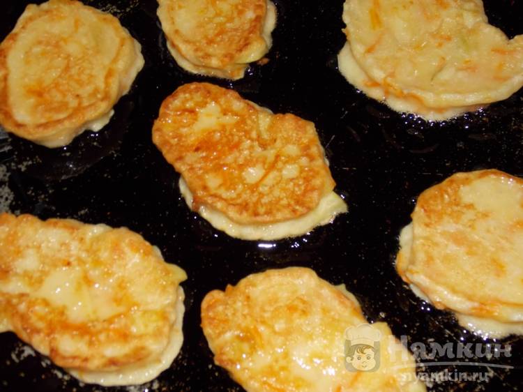 Оладьи с морковью и кусочками яблок на сковороде - фото шаг 5