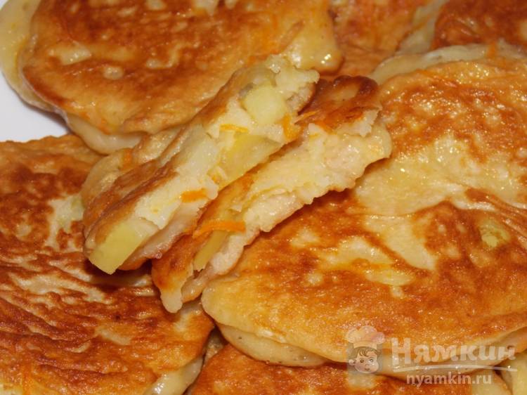 Оладьи с морковью и кусочками яблок на сковороде - фото шаг 6