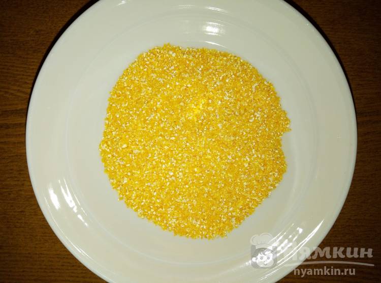 Кукурузная каша с молоком и грецким орехом  - фото шаг 1