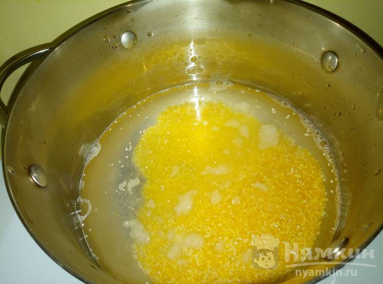 Кукурузная каша с молоком и грецким орехом  - фото шаг 2