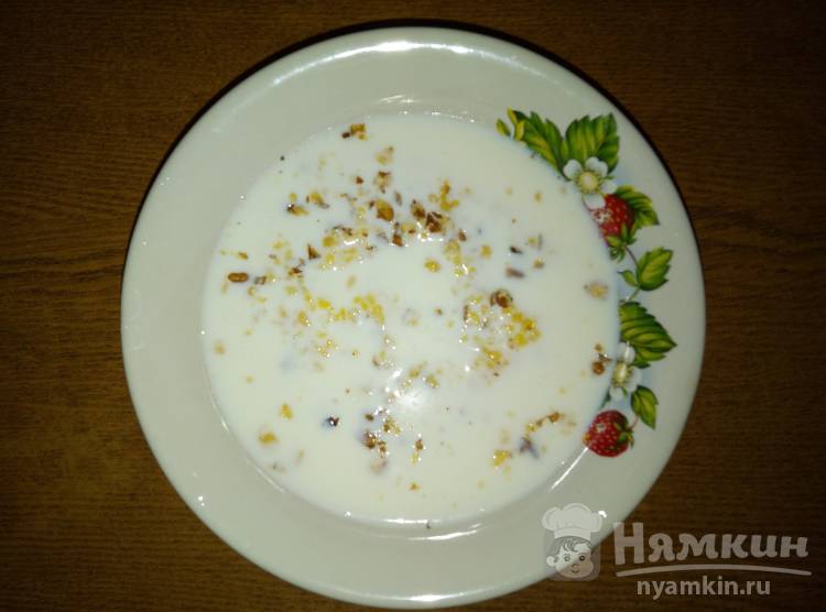 Кукурузная каша с молоком и грецким орехом  - фото шаг 5
