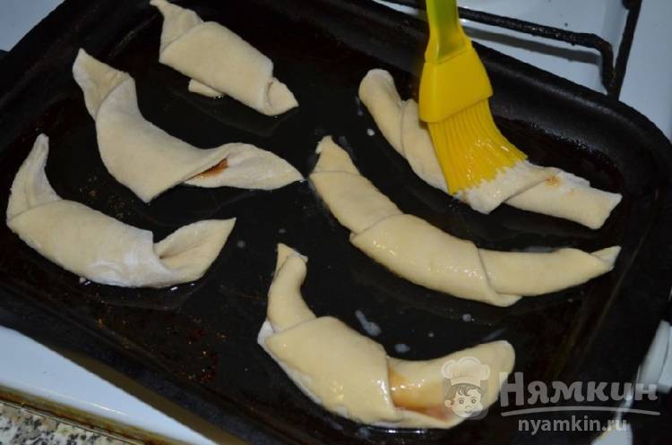 Круассаны из слоеного дрожжевого теста со сгущенкой - фото шаг 6
