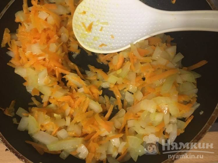 Рулет из скумбрии с морковью и яйцом – кулинарный рецепт