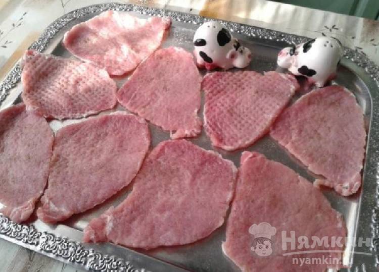 Вкусные свиные отбивные на сковороде - фото шаг 2
