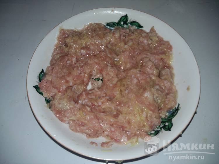 Котлеты с куриного фарша и картофелем на пару - фото шаг 2