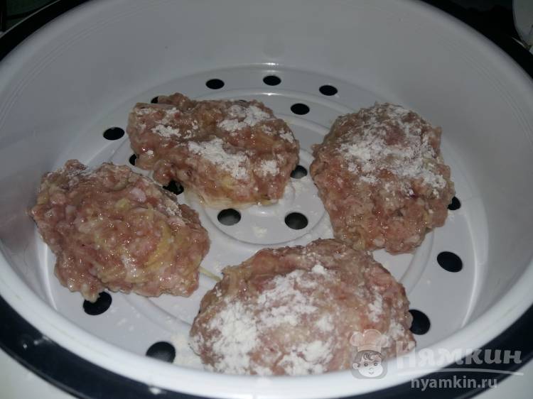 Котлеты с куриного фарша и картофелем на пару - фото шаг 3