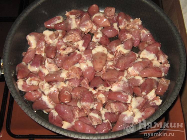 Куриные сердечки тушеные в сметане под сыром - фото шаг 2
