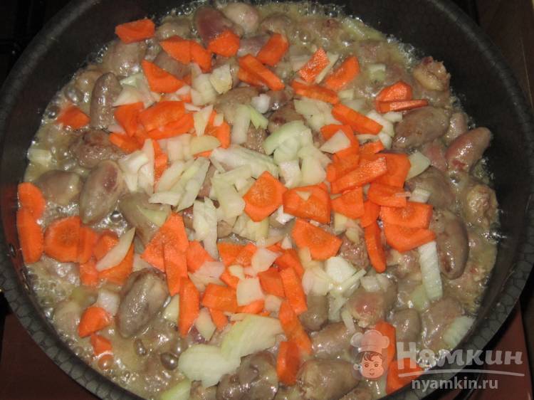 Куриные сердечки тушеные в сметане под сыром - фото шаг 3