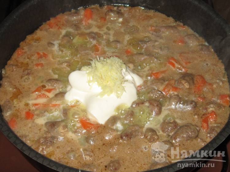 Куриные сердечки тушеные в сметане под сыром - фото шаг 5