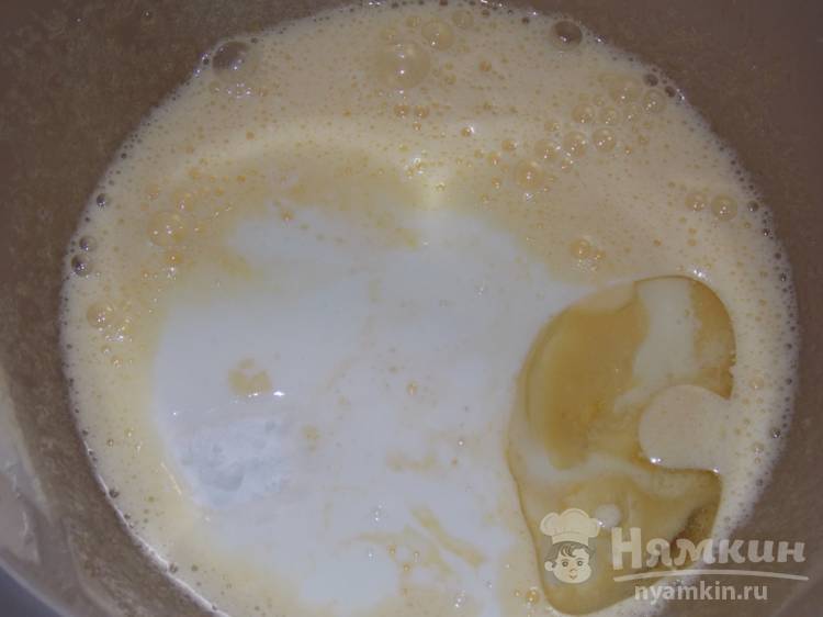 Шоколадный кекс на молоке с манкой и изюмом в мультиварке - фото шаг 2