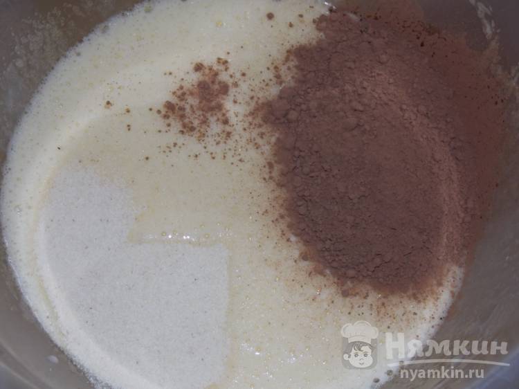 Шоколадный кекс на молоке с манкой и изюмом в мультиварке - фото шаг 3