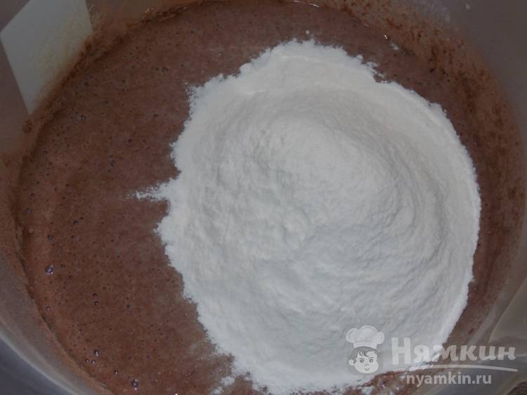 Шоколадный кекс на молоке с манкой и изюмом в мультиварке - фото шаг 4