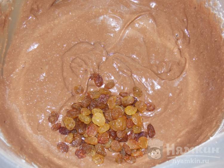 Шоколадный кекс на молоке с манкой и изюмом в мультиварке - фото шаг 5