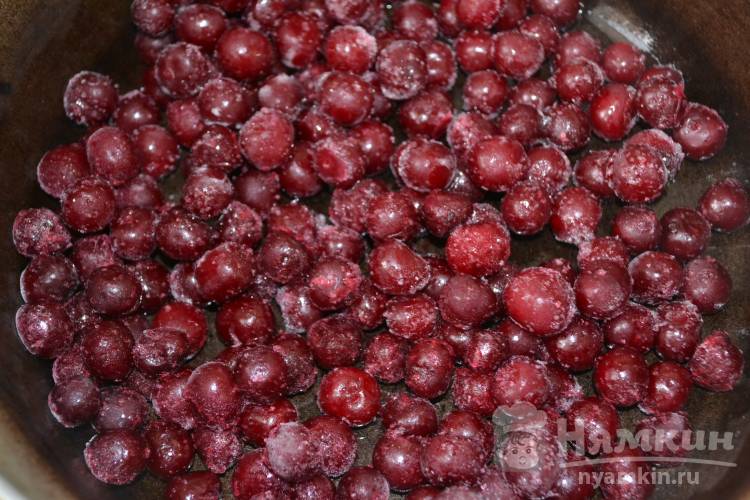 Компот из вишни и яблок - фото шаг 2