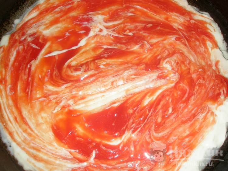 Пицца с колбасами и сосисками на сковороде - фото шаг 3