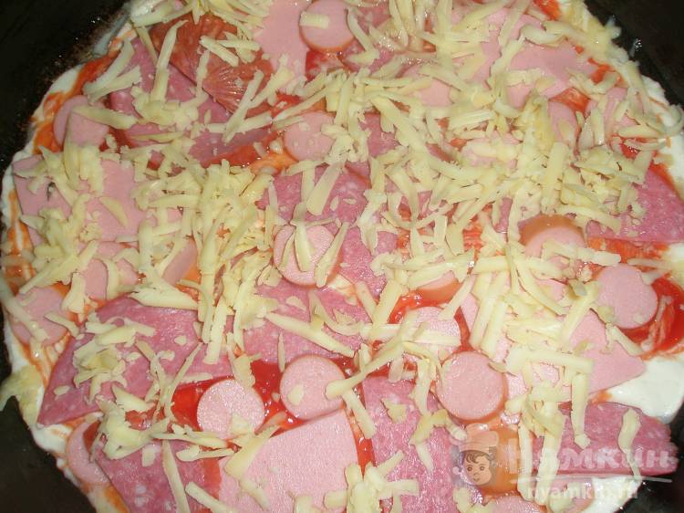 Пицца с колбасами и сосисками на сковороде - фото шаг 6