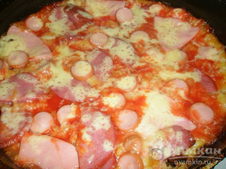 Пицца с колбасами и сосисками на сковороде - фото шаг 7
