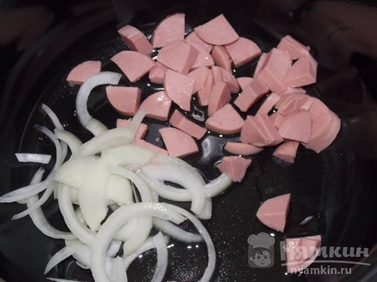 Яичница с сардельками и горошком в мультиварке - фото шаг 1