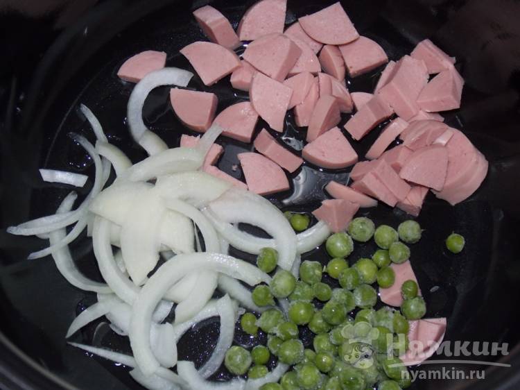Яичница с сардельками и горошком в мультиварке - фото шаг 2