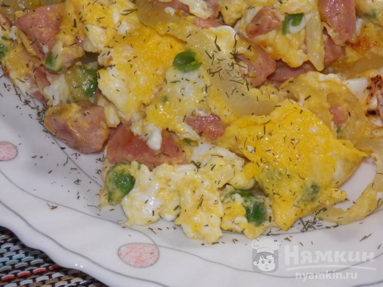 Яичница с сардельками и горошком в мультиварке - фото шаг 5