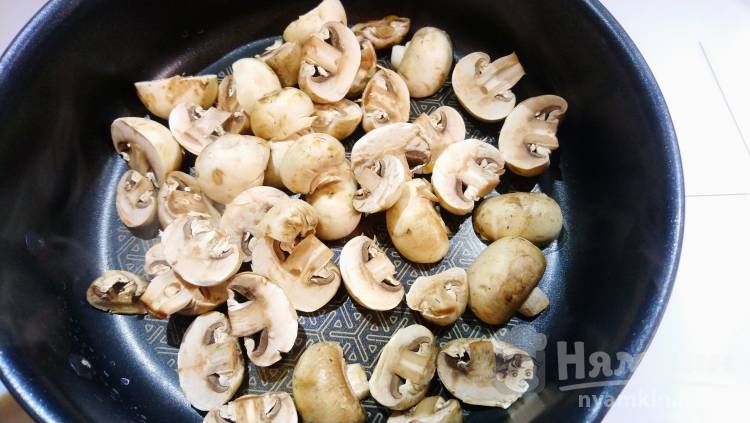 Салат c грибами, орехами и маринованными огурчиками на 23 Февраля - фото шаг 1