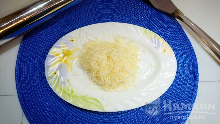 Салат c грибами, орехами и маринованными огурчиками на 23 Февраля - фото шаг 5