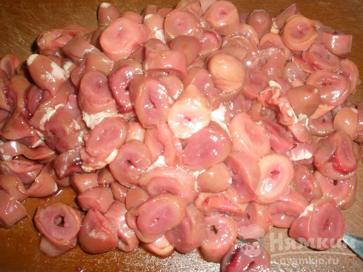 Тушеные куриные сердечки с картофелем - фото шаг 1