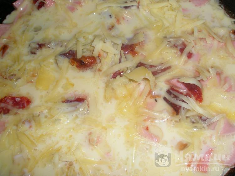 Фриттата из колбас и буженины на сковороде - фото шаг 5