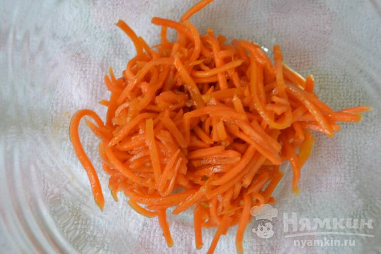 Салат из моркови копченой колбасы и сухариков