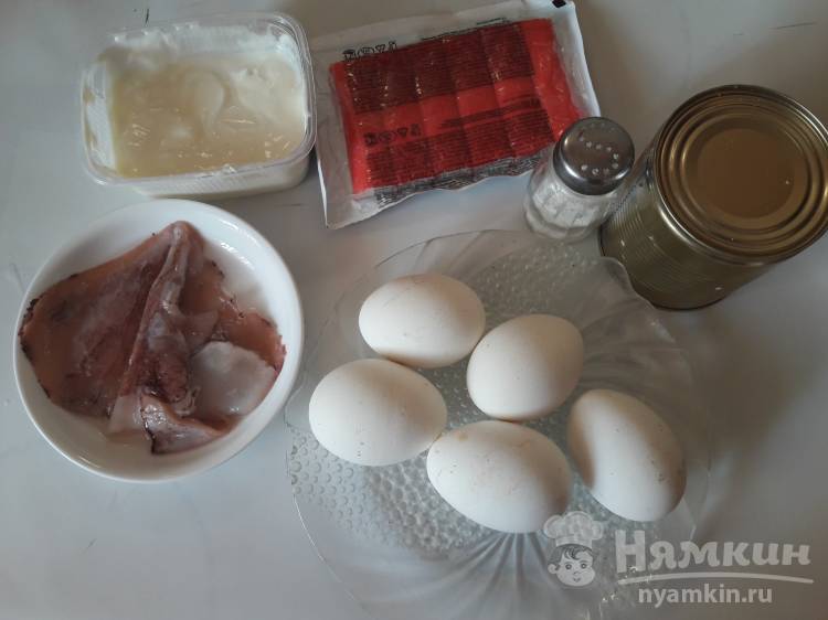 Салат с крабовыми палочками и кальмаром со сметаной - фото шаг 1