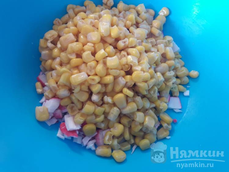Салат с крабовыми палочками и кальмаром со сметаной - фото шаг 2