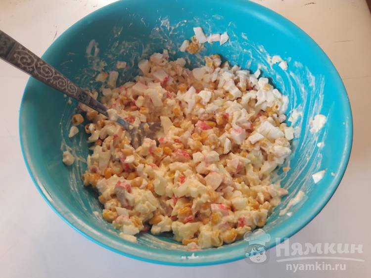 Салат с крабовыми палочками и кальмаром со сметаной - фото шаг 3