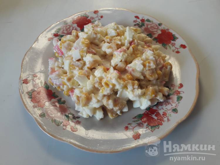 Салат с крабовыми палочками и кальмаром со сметаной - фото шаг 4