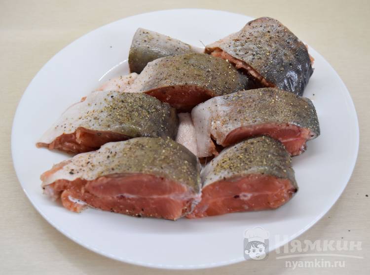 Горбуша под сметанно-луковой шубой с картофелем - фото шаг 1