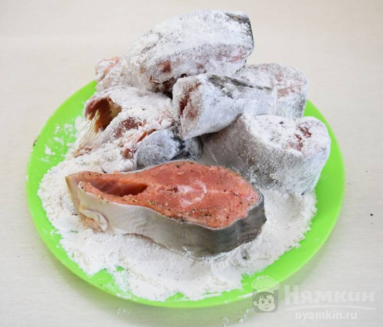 Горбуша под сметанно-луковой шубой с картофелем - фото шаг 2