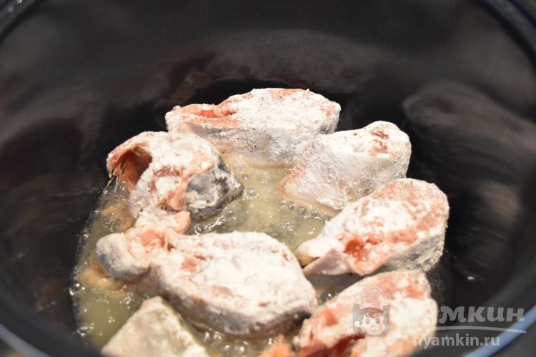 Горбуша под сметанно-луковой шубой с картофелем - фото шаг 3