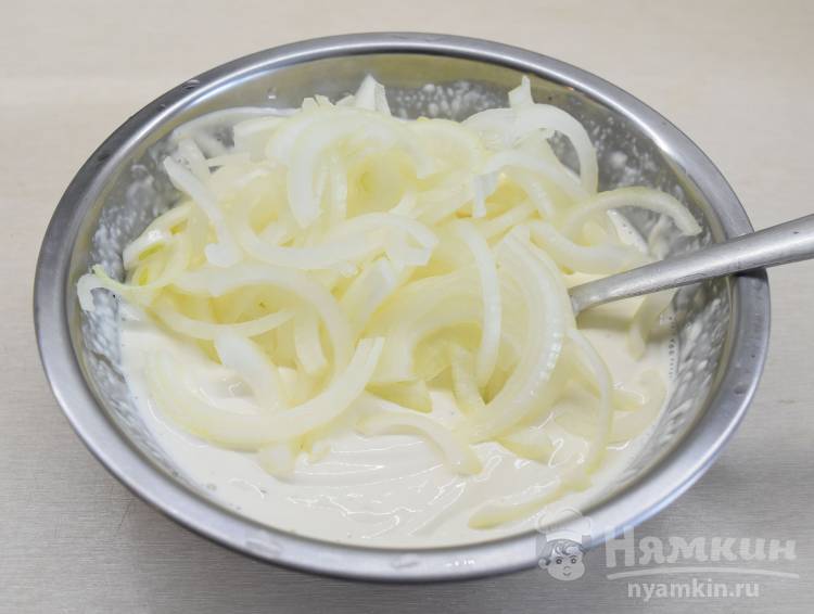 Горбуша под сметанно-луковой шубой с картофелем - фото шаг 5