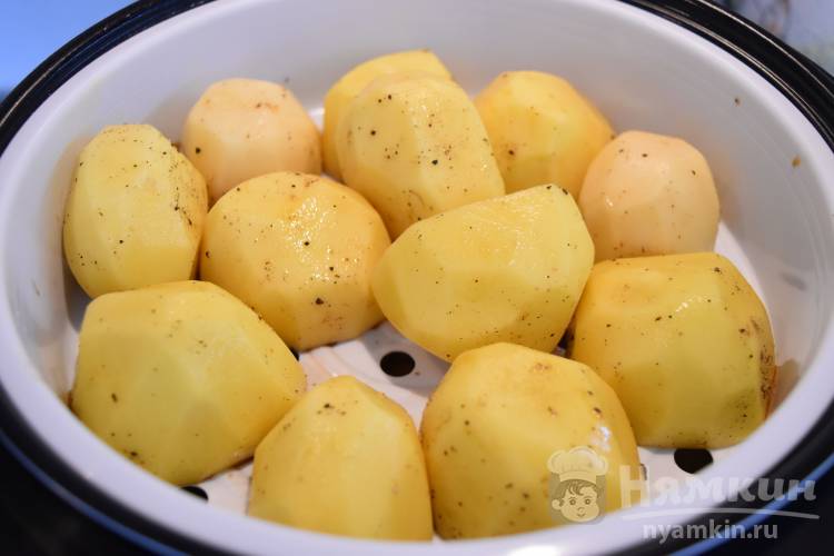 Горбуша под сметанно-луковой шубой с картофелем - фото шаг 8