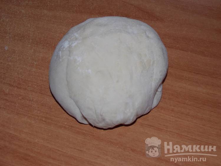 Пицца с луком и вареной колбасой в духовке - фото шаг 2