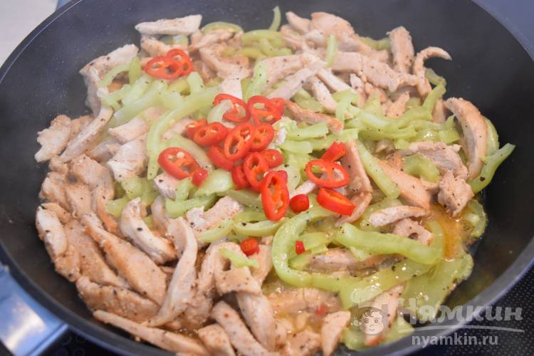 Острая куриная поджарка с болгарским перцем и чили - фото шаг 6