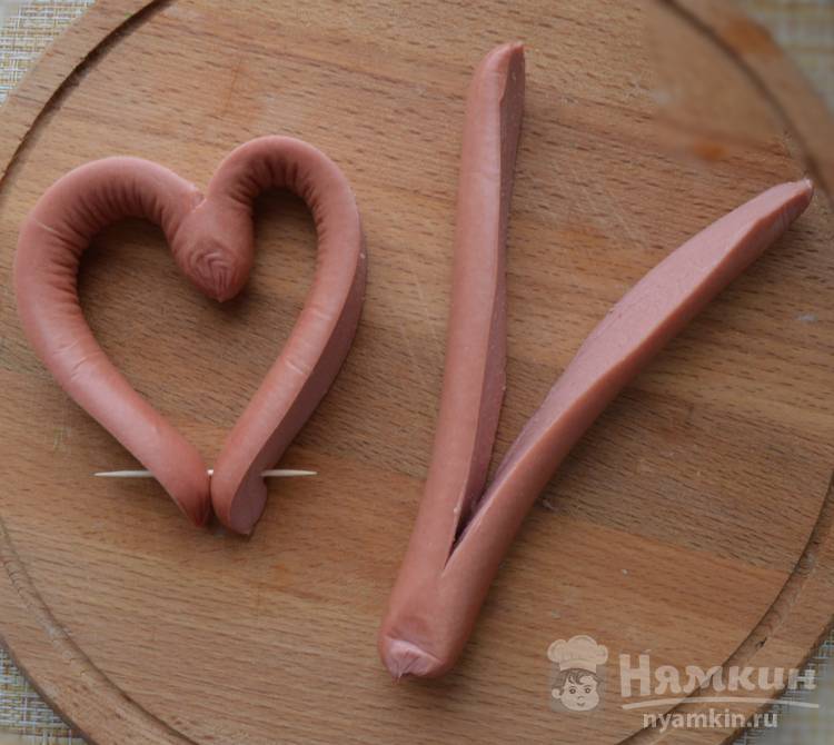 Яичница с сосисками в виде сердца - фото шаг 1