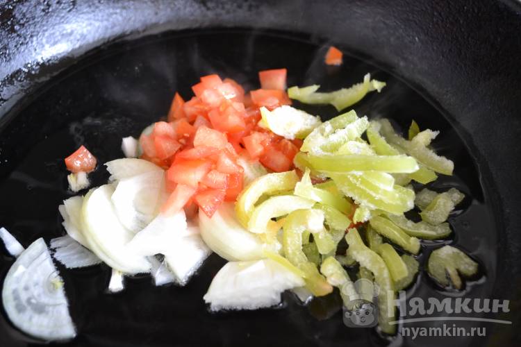 Спагетти с курицей на сковородке - фото шаг 4