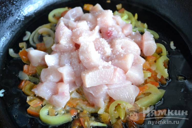 Спагетти с курицей на сковородке - фото шаг 6