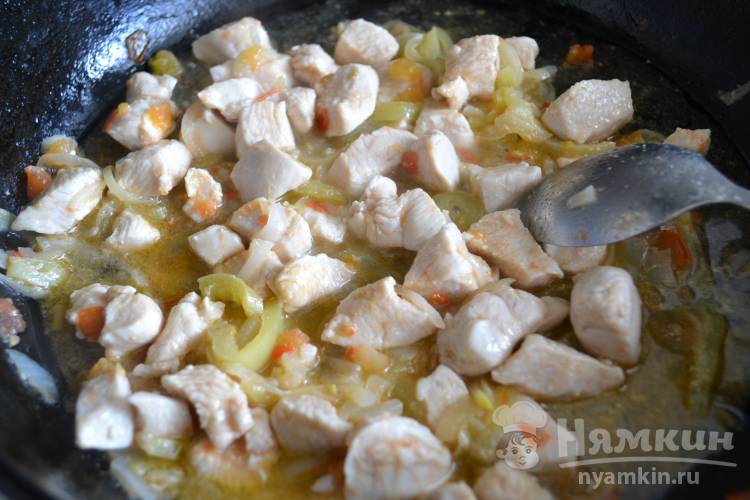 Спагетти с курицей на сковородке - фото шаг 7
