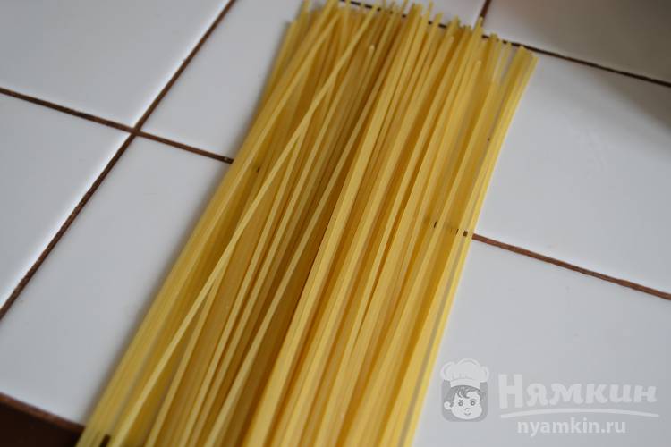 Спагетти с курицей на сковородке - фото шаг 8