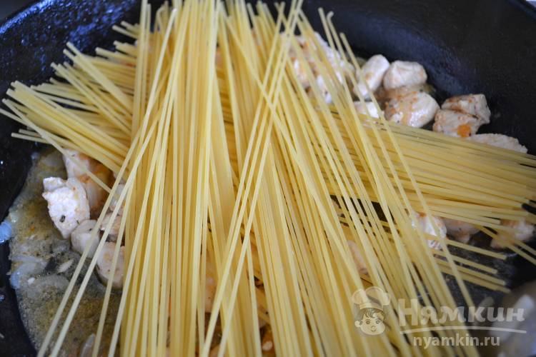Спагетти с курицей на сковородке - фото шаг 9