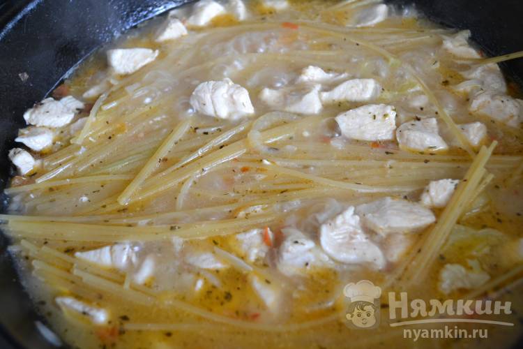 Спагетти с курицей на сковородке - фото шаг 10